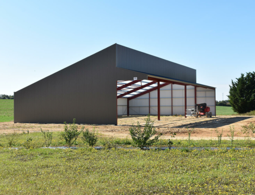 Bâtiment de stockage agricole avec panneaux solaires